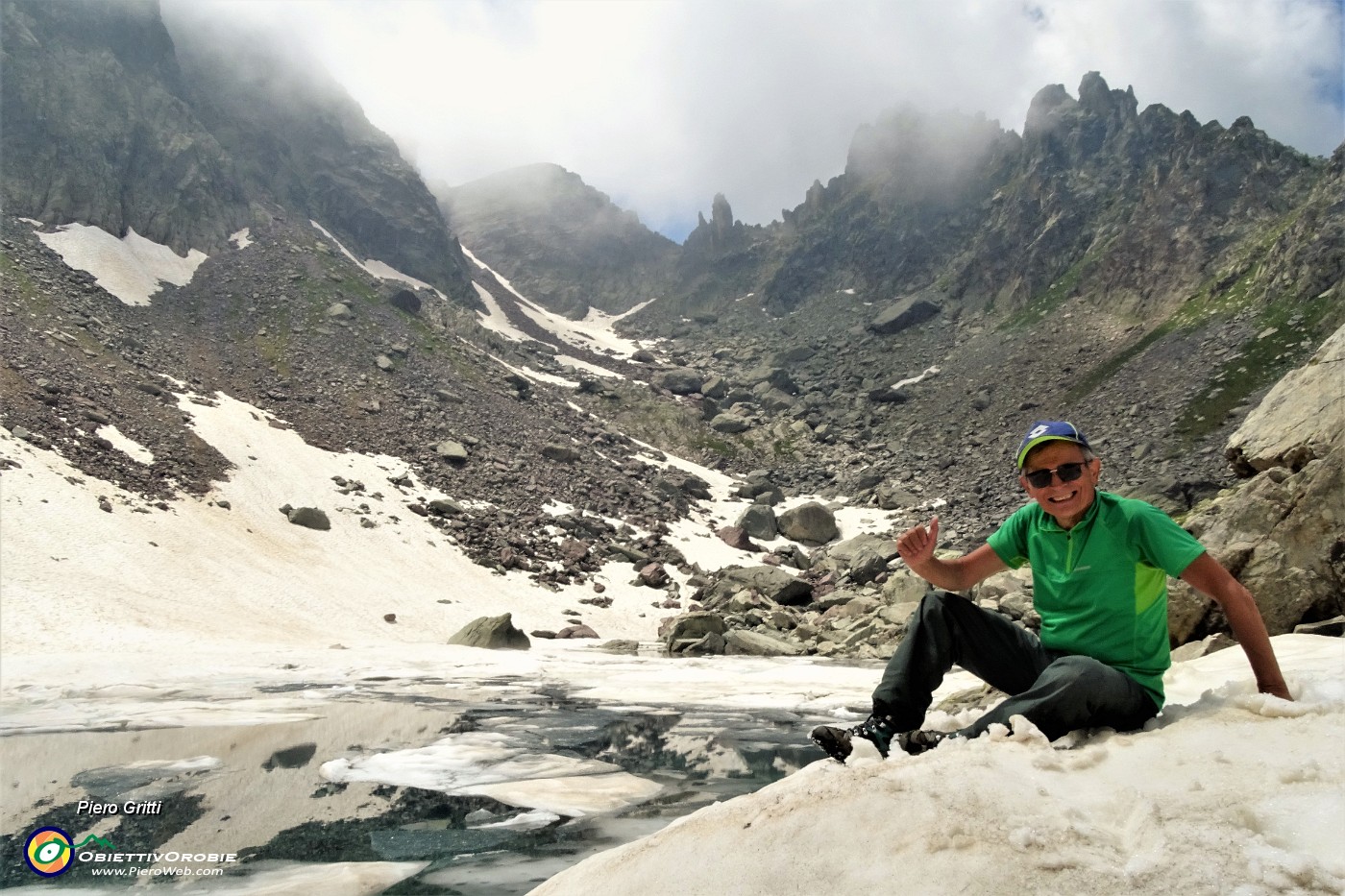 58 D'improvviso sono a rinfrescarmi le idee sulla neve del Lago del Vallone (2226 m).JPG